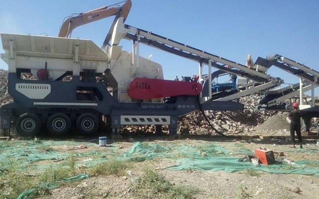 Tire mobile impact crusher station